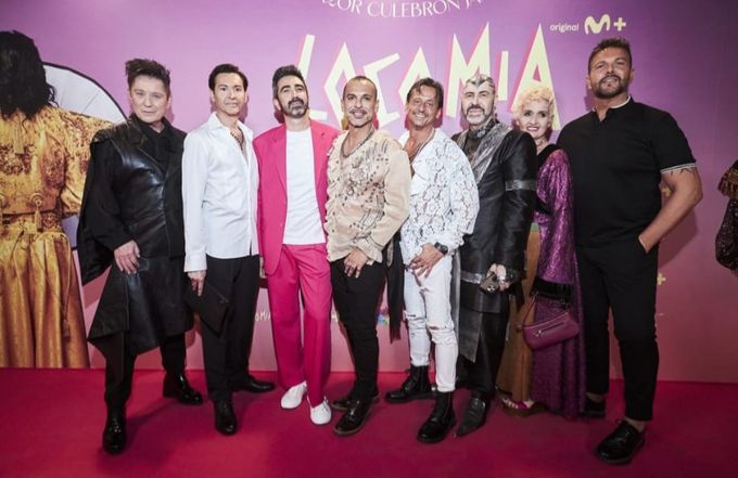 LOCO MIA leden uit de jaren 80/90 met film producer (in roze pak) tijdens de premiére in Madrid