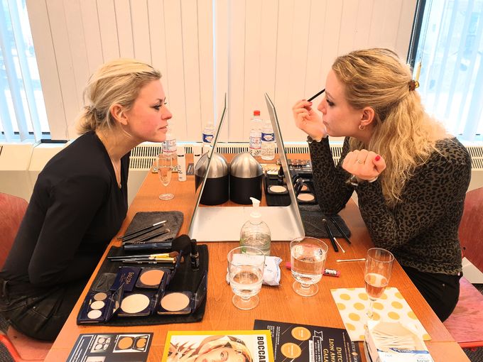 MAKE -UP WORKSHOP , leuk met vriendinnen, vrijgezellen feest, bedrijfs uitje, met familie, of zomaar omdat het super leerzaam is, en je krijgt een BEAUTYSHOOT !!!!..... hoe leuk is dat, en natuurlijk een hapje en drankje.Verdere Info op prijslijst pagina